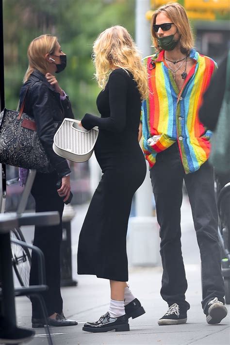 Pregnant ELSA HOSK And Tom Daly Out For Coffee In New York 09 29 2020