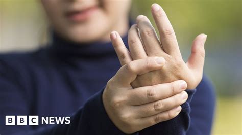 Scientists Explain The Sound Of Knuckle Cracking Bbc News