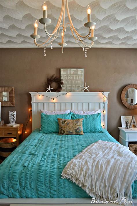 Beach bedroom decor and ideas with a beach vibe, inspired by sun, sand, and sea. 33 Gorgeous Ocean Blues Home Decor Inspirations to Update ...