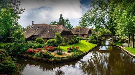 Free Download View Of Giethoorn Village With Canals And Rustic Thatched Roof X For