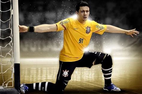 O jogador shahdon winchester, 27 anos, morreu após batida em que o carro foi engolido pelas chamas, conforme relata o site tmz. Futsal: filho de goleiro do Corinthians morre e final é ...