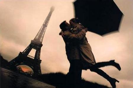 All'inizio hanno molta paura di non saper baciare e potrebbe capitare che prese dalla paura di fare brutte figure, si tirino indietro. Ragazza muore dopo il primo bacio | Parigi romantica ...