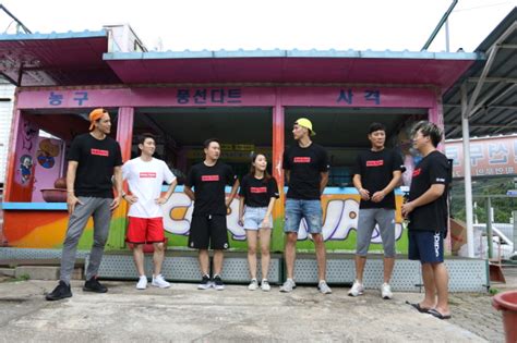 '이동준 크로스·마린 자책골' 한국, 루마니… 스포츠한국:우지원-김승현-이승준이 미니농구 오락하면 인형 ...