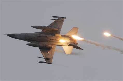 F 16 Rnaf Sensational Maneuver And Flares Aeronefnet