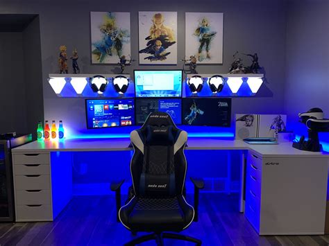 Sala De Juegos Con Iluminación Azul Y Escritorio Gamer