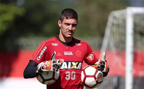 Revelado pelo Flamengo goleiro Thiago rescinde com time português