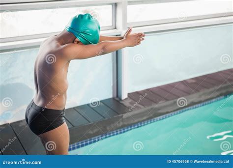 Netter Kleiner Junge Bereit Im Pool Zu Tauchen Stockfoto Bild Von Nett Wasser