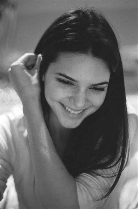 Wallpaper Kendall Jenner Wanita Rambut Panjang Si Rambut Coklat Model Tersenyum Memegang