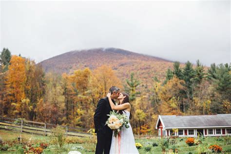 The barn at smugglers' notch is the premier stowe wedding venue, vermont wedding venue or stowe event venue. Fall Vermont Barn Wedding: Jackie + Jake - Green Wedding Shoes