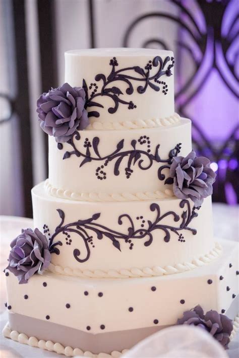 An engagement cake is just what you need to tell the world that you like your things classy and sweet. Wedding Cakes for your Memorable Day - Ohh My My