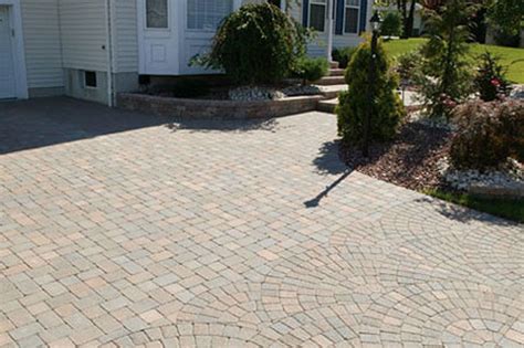 Driveway Pattern Created By Cambridge Pavingstones With 6x6 And 6x9