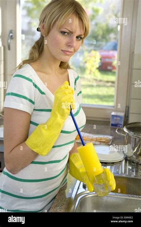 Hausfrau Spuelen Abspuelen Geschirr Abwaschen Viskoseteile
