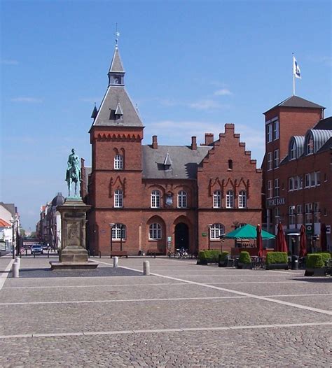 Ishockey er en holdsport, derfor er kammeraterne vigtige. Courthouse and Jail, Esbjerg - Wikipedia