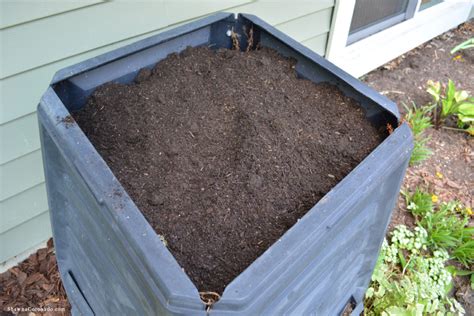 There are very few gardens with naturally perfect soil for growing plants. Fall Compost Layering Tips