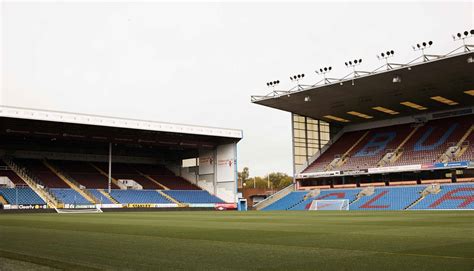 Located in burnley, lancashire, this stadium is the home ground of premier league club burnley football club, who have played there since moving from its calder vale ground in 1883. Residence #60 | 'Turf Moor' Burnley FC - SoccerBible
