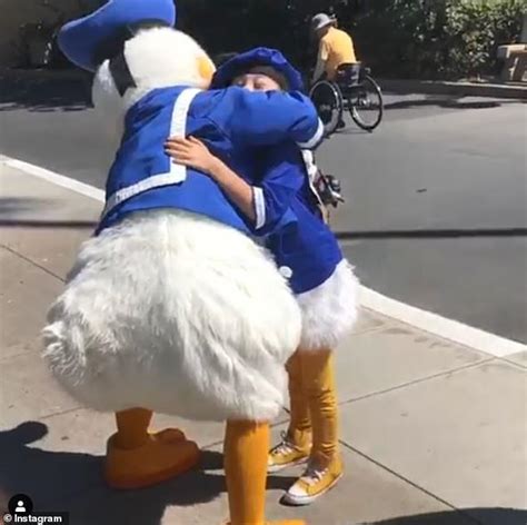 Heartwarming Video Shows Texas Donald Duck Fan 9 Greeting His Cartoon