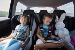 Eine kindersitzerhöhung löst den typischen kindersitz ab. Kind im Auto: Bei großer Hitze wird es schnell gefährlich