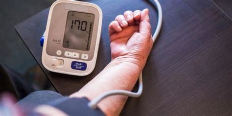 Tekanan darah merupakan tekanan pada dinding arteri akibat normalnya, tekanan darah berada pada angka 120/80. 12 Cara Menurunkan Tekanan Darah Tinggi Secara Alami ...