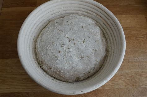 D as einschneiden eines teiglings hat zwei hauptgründe: PIZZA ZUM FRÜHSTÜCK: SAUERTEIGBROT MIT ROGGEN UND DINKEL