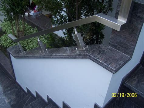Bukan hanya itu, teras juga merupakan bagian penting yang tampak di bagian depan rumah. PT Trimas Jaya: RAILING TANGGA STAINLESS