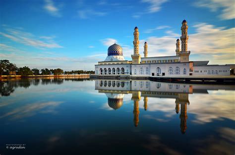 The wide beach isn't the best for swimming, but the peaceful waterfront is an enjoyable place to sit, relax, and eat. Kota Kinabalu City Mosque | The floating beauty Masjid ...