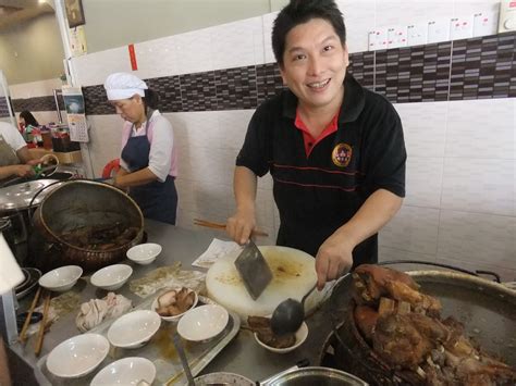 Klang is famous for it's 瓦煲肉骨茶 claypot bak kut teh, so i guess this brand is capitalising on the association! haPpY HaPpY: Mo Sang Kor Bak Kut Teh @ Klang