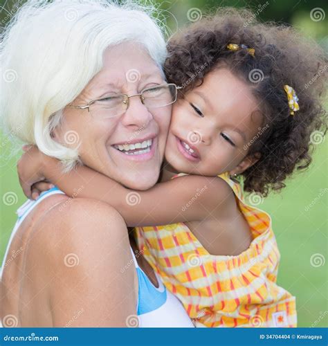 Großmutter Umarmt Ihre Hispanische Enkelin Stockfoto Bild von erwachsener mädchen