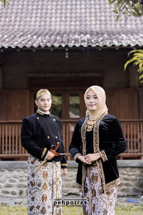 Soal jokowi pakai kain ihram terbalik, fb nahimunkar.com dituduh sebar fitnah padahal pendukung jkw saja akui foto metrotv asli. Terbaik Dari Foto Prewedding Adat Jawa | Gallery Pre Wedding