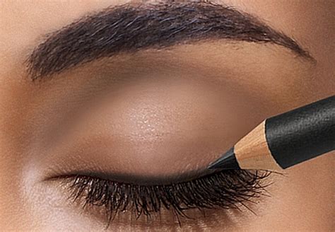 They will help you to create a thin line perfect for daytime makeup. How To Apply Eyeliner Like A Pro | Makeup | How to apply eyeliner, Eyeliner for beginners ...