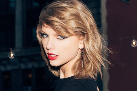 Download Taylor Swift Serving Inspiring Looks Wallpaper