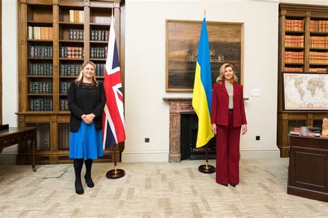 Пильна увага громадськості до дружини. Олена Зеленська прийшла на зустріч у Лондоні у костюмі ...