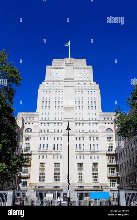 Exterior Of The Senate House Library In London Stock Photo Alamy