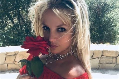 Britney Spears Posa Completamente Nua Na Praia Veja