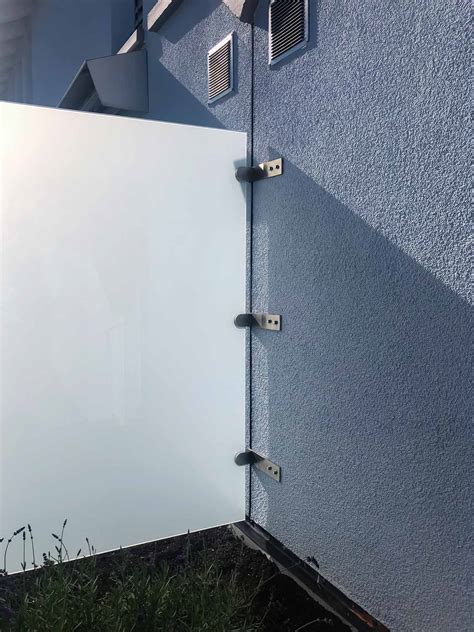 Windschutz und sichtschutz balkon aluminium schrag einfarbig. Sichtschutz für Balkon aus Glas - um die Privatsphäre zu ...