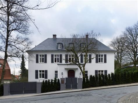 Einst ein kleine siedlung, die erstmals 1048 unter dem namen „derbolvinga erwähnung fand, bekam das heutige grünwald erst gegen ende des 13ten jahrhunderts mit dem bau der herrschaftlichen burg grünwald seinen endgültigen namen.unter ludwig dem strengen entstand ein prachtvolles anwesen am. Haus S - Kahlfeldt Architekten | Fassade haus, Architekt ...
