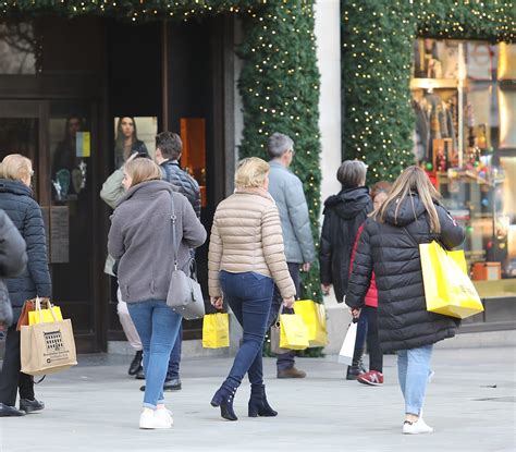 Last Minute Christmas Shoppers Take To Britains Struggling High