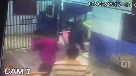 vídeo mostra vítima reagindo a assalto com golpes de terçado amapá g1