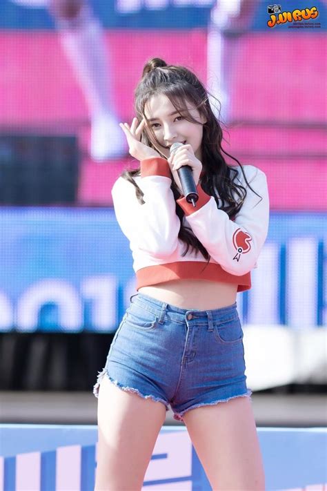 This Is The Most Sexiest Out Fit Of Momoland Nancy Sexy K Pop นางแบบ เพศหญิง สาวเซ็กซี่