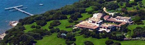E che racconta berlusconi, indicando un macigno granitico nel bel mezzo di villa certosa? Foto villa Certosa, Berlusconi chiede 100mila euro a ex ...