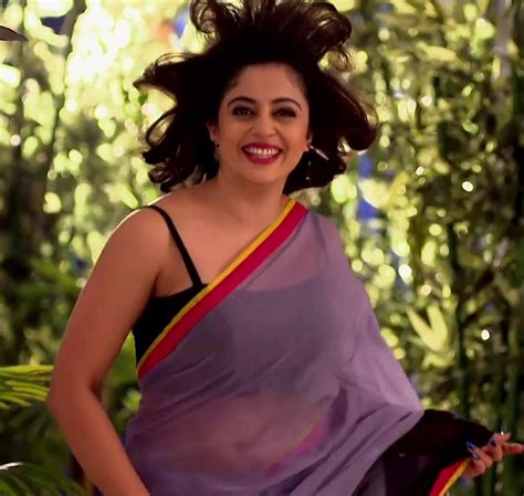 Busty Neha Pendse Super Hot Seduction Exposing Navel Shaking Boobs In