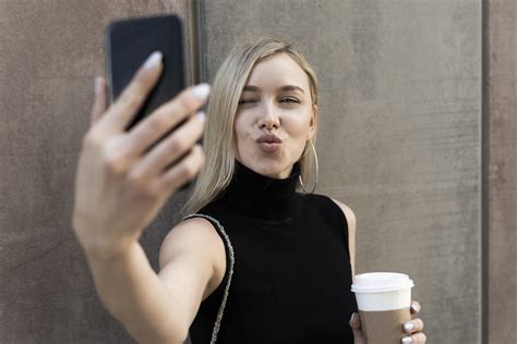 How To Get An Amazing Pout For A Selfie Facetune