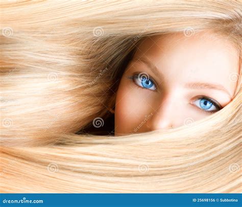 Menina Loura Com Olhos Azuis Foto De Stock Imagem De Luxo Penteado