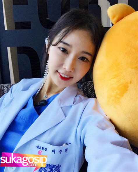 15 Potret Lee Su Jin Dokter Gigi 47 Tahun Yang Masih Terlihat Seperti