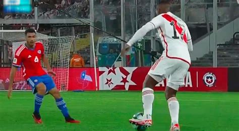Luis Advíncula Intenta Meter El Primer Gol En El Perú Vs Chile Y
