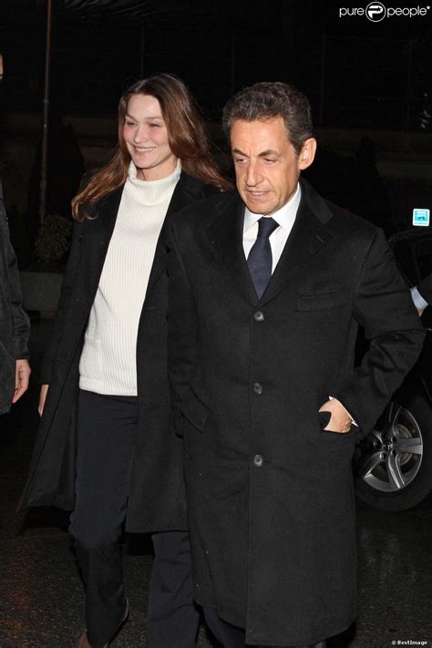 Carla bruni lumineuse auprès de nicolas sarkozy pour recevoir le président israëlien en 2008. Nicolas Sarkozy et Carla Bruni arrivent, souriants, dans ...