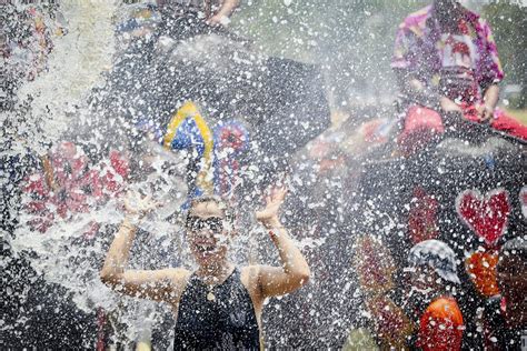 en medio de la sequía tailandia recibe el año nuevo con batallas de agua efeverde