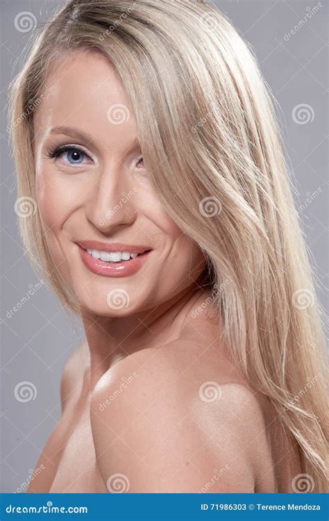 Portrait De Beau Modèle Blond Avec Des Yeux Bleus Sur Le Backgr Gris Image Stock Image Du