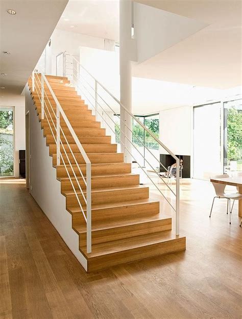 Treppen oder stufen zwischen hauseingang und wohnungstür und zwischen aufzug und wohnungstür sind zu vermeiden (ziff. Treppen in Architektenhäusern: Freistehende Treppe mit ...
