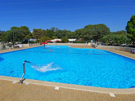 Laguna, a hotel delfin és a camping zelena laguna közelében, isztria, horvátország / пореч плаж, зелена лагуна, плаж близо до хотел делфин и къмпинг зелена лагуна, истрия, хърватия. Mobilheime auf dem Campingplatz Zelena laguna ...