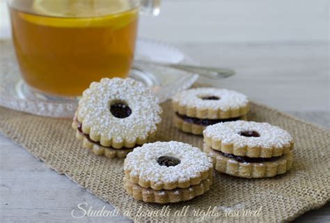 7 semplici ricette che potrai preparare a casa tua. Biscotti alla marmellata "occhi di bue" friabili, ricetta